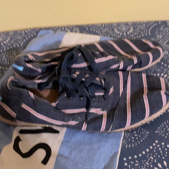 Toms - Picture 2 of 4